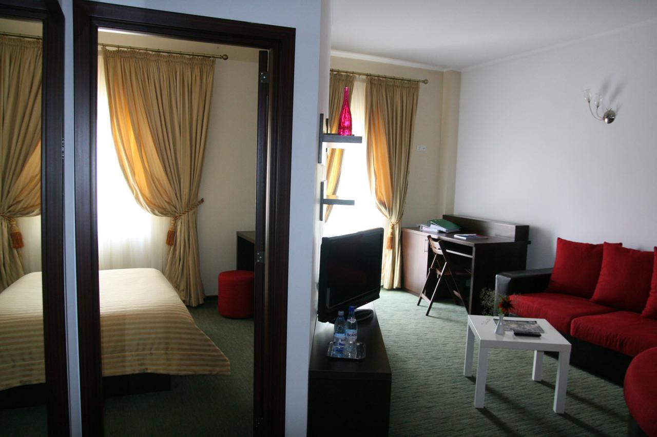 Hotel Kilometrul Zero Dragasani Buitenkant foto