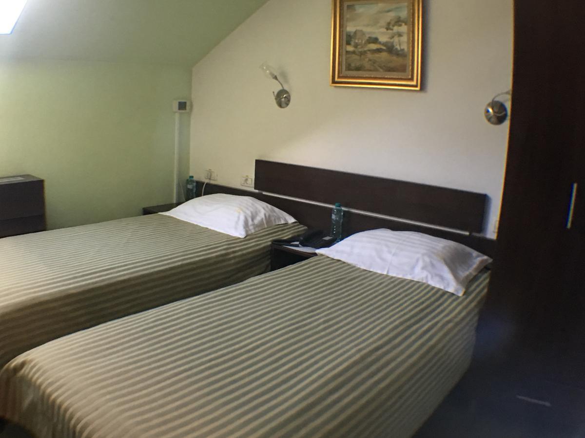 Hotel Kilometrul Zero Dragasani Buitenkant foto