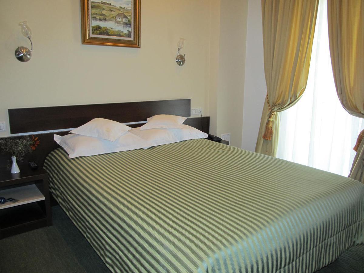 Hotel Kilometrul Zero Dragasani Buitenkant foto